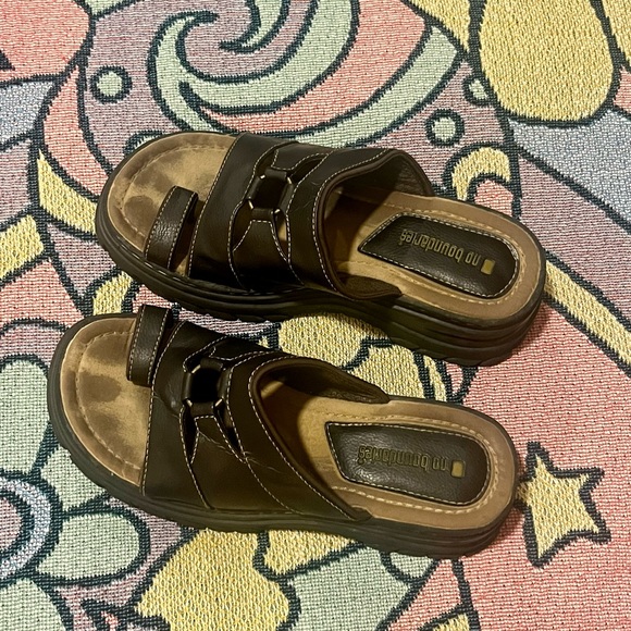 ❤️SOLD❤️ Vintage Y2K No Boundaries brown chunky platform toe ring sandals - Picture 5 of 6